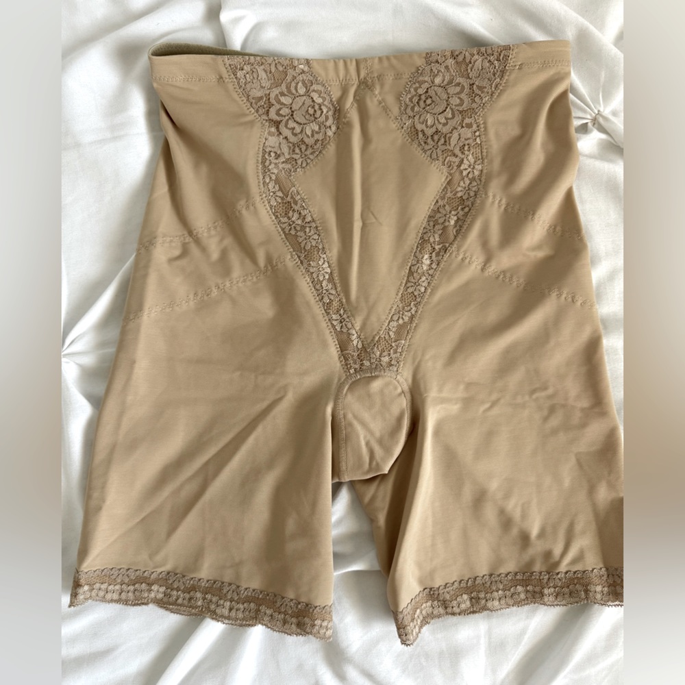 Nude color Flexees women’s shape wear, medium. Covers tummy and hips. Like Spanx